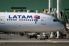 Máy bay của Hãng hàng không LATAM Airlines đỗ tại sân bay Santiago, Chile. (Ảnh: AFP/TTXVN)