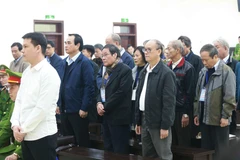 Các bị cáo nghe hội đồng xét xử đọc bản tuyên án. (Ảnh: Doãn Tấn/TTXVN)