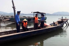 Thanh tra Sở Giao thông Vận tải Quảng Bình kiểm tra việc chấp hành các quy định đảm bảo an toàn giao thông trên các tuyến bến thủy nội địa trên địa bàn. (Ảnh: Văn Tý/TTXVN)