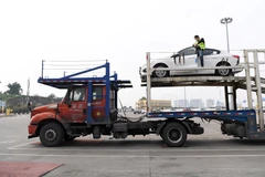 Công nhân vận hành xe chở ôtô con tại Công ty ôtô Trường An ở Trùng Khánh, Trung Quốc ngày 11/2/2020. (Ảnh: THX/TTXVN)