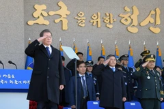 Tổng thống Hàn Quốc Moon Jae-in (trái) trong chuyến thăm Học viện Không quân Hàn Quốc ở Cheongju, cách thủ đô Seoul khoảng 130km về phía nam ngày 4/3. (Ảnh: YONHAP/TTXVN)