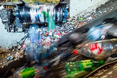 Xử lý các chai nhựa để tái sử dụng. (Nguồn: AFP)