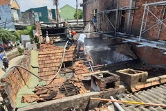 Hiện trường 2 căn nhà liền kề bị thiêu rụi. (Ảnh: TTXVN)