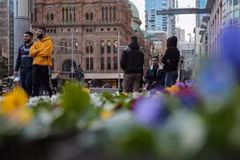 Người dân trên đường phố tại Sydney, Australia, ngày 24/6/2020. (Ảnh: THX/TTXVN)