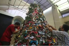 Trang trí cây thông Noel bằng khẩu trang và nước sát khuẩn tại một nhà thờ ở Surabaya, tỉnh Đông Java, Indonesia. (Nguồn: Reuters)