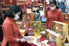 Khách sạn Windsor Plaza Hotel đưa ra thị trường những mẫu hộp bánh theo chủ đề mới của mùa Trung thu 2020. (Ảnh: Mỹ Phương/TTXVN)