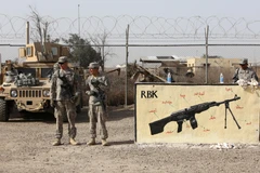 Binh sỹ Mỹ và Iraq trong một buổi huấn luyện tại căn cứ không quân Taji - nơi cũng vừa bị tấn công bằng tên lửa Katyusha ngày 14/1. (Ảnh: AFP/TTXVN)