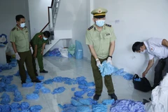 Hàng nghìn găng tay y tế được tái chế chuẩn bị bán ra thị trường. (Ảnh minh họa: TTXVN)