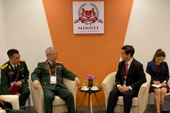 Thứ trưởng Nguyễn Chí Vịnh làm việc với Quốc vụ khanh Quốc phòng Singapore Heng Chee How ngày 11/2. (Ảnh: Bảo Trung/TTXVN)