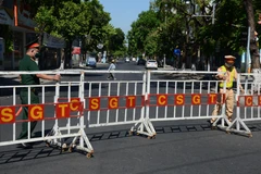 Dưới sự phối hợp của các lực lượng Công an, Quân đội, Dân phòng, việc giãn cách xã hội được giám sát nghiêm ngặt 24/24 giờ. (Ảnh: Quốc Dũng/TTXVN)