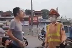 Người đàn ông tự nhận là bác sỹ và không đeo khẩu trang. (Hình ảnh cắt từ clip)