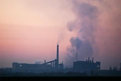 Khí thải phát ra từ một nhà máy thép ở Sofia, Bulgaria. (Ảnh: AFP/TTXVN)