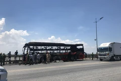 Ngọn lửa bốc lên từ gầm xe rồi nhanh chóng cháy lan ra, thiêu rụi toàn bộ chiếc xe. (Ảnh: Hoa Mai/TTXVN)