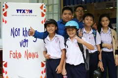 Dự án tuyên truyền "Nói không với Fake News" của Thông tấn xã Việt Nam đã tiếp tục lan tỏa tới các học sinh vùng đất sen hồng Đồng Tháp. (Ảnh: Bùi Như Trường Giang/TTXVN)