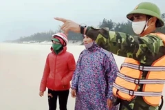 Công tác tìm kiếm ngư dân bị nạn tại vùng biển cách bờ biển thôn Nam Hải, xã Ngư Thủy 1 hải lý đang được tích cực triển khai. (Ảnh: TTXVN phát)