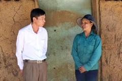 Chị Pha ở làng Long Dôn xã Đăk Ang - một trong các hộ dân có tên trong danh sách được hỗ trợ. (Ảnh: Cao Nguyên/TTXVN)