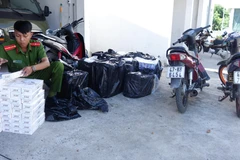 Lực lượng chức năng kiểm đếm số tang vật thu giữ. (Ảnh: Công Mạo/TTXVN)