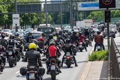 Hàng nghìn người đi xe máy diễu hành phải đối kế hoạch hạn chế tiếng ồn của loại phương tiện này. (Nguồn: dw.com)