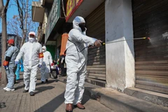 Tình nguyện viên phun thuốc khử trùng nhằm ngăn chặn sự lây lan của virus corona chủng mới tại Vũ Hán, tỉnh Hồ Bắc, Trung Quốc, ngày 9/2/2020. (Ảnh: THX/TTXVN)