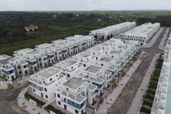 Hàng trăm căn biệt thự xây trái phép cơ bản đã hoàn thành. (Ảnh: Công Phong/TTXVN)