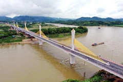 Toàn cảnh cây cầu Tình Húc bắc qua sông Lô. (Ảnh: Quang Cường/TTXVN)