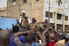 Binh sĩ Mali tới quảng trường Độc lập ở thủ đô Bamako sau khi nổ ra cuộc binh biến do một nhóm binh sĩ tiến hành, ngày 18/8/2020. Ảnh: AFP/TTXVN