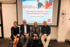 Tiến sỹ Nguyễn Thị Lan Hương (ngoài cùng bên trái), người sáng lập và điều hành chương trình iVANet-RDP