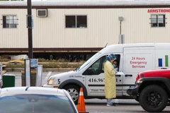 Nhân viên y tế kiểm tra thông tin người dân tại một điểm xét nghiệm COVID-19 tại Ontario, Canada ngày 1/10/2020. (Ảnh: THX/TTXVN)