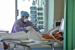 Nhân viên y tế điều trị cho bệnh nhân nhiễm COVID-19 tại Toluca, bang Mexico, Mexico ngày 9/4/2020. (Ảnh: AFP/TTXVN)