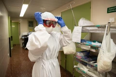 Nhân viên y tế làm việc tại bệnh viện điều trị cho bệnh nhân COVID-19 tại Barcelona, Tây Ban Nha. (Ảnh: THX/TTXVN)