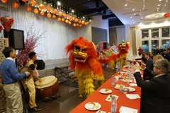 Người dân Séc hào hứng với màn múa lân. (Ảnh: Hồng Kỳ/TTXVN)