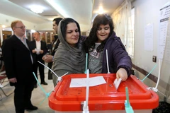 Cử tri bỏ phiếu tại điểm bầu cử ở Tehran, Iran ngày 21/2/2020. (Ảnh: AFP/TTXVN)