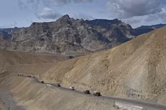 Đoàn xe quân sự của Ấn Độ di chuyển dọc cao tốc Srinagar-Leh, biên giới giữa Ấn Độ và Trung Quốc ngày 29/6/2020. (Ảnh: AFP/TTXVN)