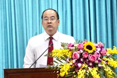 Chủ tịch UBND tỉnh An Giang Nguyễn Thanh Bình phát biểu tại kỳ họp. (Ảnh: Thanh Sang/TTXVN)