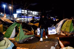 Người di cư sơ tán khỏi khu lều tạm ở Paris, Pháp, ngày 28/1/2020. (Ảnh: AFP/ TTXVN)