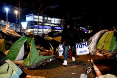 Người di cư sơ tán khỏi khu lều tạm ở Paris, Pháp, ngày 28/1/2020. (Ảnh: AFP/ TTXVN)