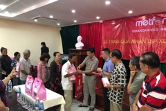 Tổng Lãnh sự Vũ Ngọc Lý trao quà cho bà con gốc Việt có hoàn cảnh khó khăn tại tỉnh Preah Sihanouk. (Ảnh: Vũ Hùng/Vietnam+)