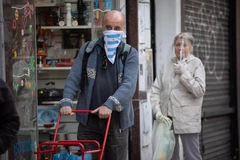 Người dân đeo khẩu trang phòng lây nhiễm COVID-19 tại Buenos Aires, Argentina, ngày 8/4/2020. (Ảnh: THX/TTXVN)
