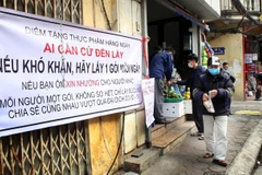 Nhiều điểm phát thực phẩm, đồ ăn miễn phí giúp đỡ những người nghèo khó trong những ngày phòng chống dịch bệnh COVID-19. (Ảnh: Danh Lam - TTXVN)