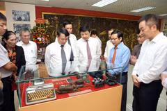 Tổng Giám đốc TTXVN Nguyễn Đức Lợi (thứ 4, từ trái qua) cùng các đại biểu tham quan Phòng truyền thống Cơ quan TTXVN khu vực miền Trung-Tây Nguyên. (Ảnh: Trần Lê Lâm/TTXVN)