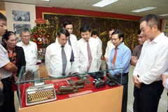 Tổng Giám đốc TTXVN Nguyễn Đức Lợi (thứ 4, từ trái qua) cùng các đại biểu tham quan Phòng truyền thống Cơ quan TTXVN khu vực miền Trung-Tây Nguyên. (Ảnh: Trần Lê Lâm/TTXVN)