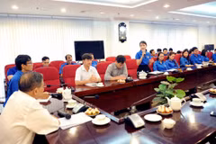 Đoàn viên Cơ quan TTXVN khu vực phía Nam giao lưu cùng Nhà báo Nguyễn Thanh Bền. (Ảnh: Tiến Lực/TTXVN)