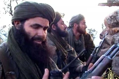 Thủ lĩnh AQIM Abdelmalek Droukdel với các tay súng al-Qaeda ở phía bắc Mali năm 2012. (Nguồn: AFP)