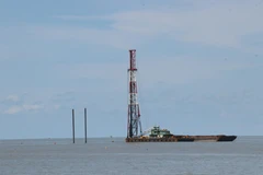 Các trụ tuabin của Dự án Nhà máy điện gió Tân Thuận. (Ảnh: Huỳnh Thế Anh/TTXVN)