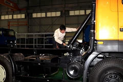 Công nhân sản xuất và lắp ráp ô tô tại nhà máy Maz Asia tại Hưng Yên. (Ảnh: Phạm Kiên/TTXVN)