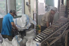 Đóng gói gạo. (Ảnh: Minh Trí/TTXVN)