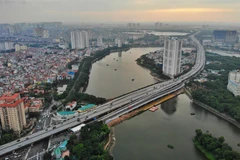 Tuyến đường Vành đai 3 đi thấp qua hồ Linh Đàm. (Ảnh: Danh Lam/TTXVN)