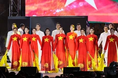 Nghệ sỹ Việt Nam biểu diễn trong lễ bế mạc SEA Games 30. (Ảnh: Hoàng Linh/TTXVN)