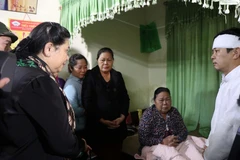Phó Chủ tịch Thường trực Quốc hội Tòng Thị Phóng chia sẻ mất mát với gia đình đồng chí Nguyễn Văn Bình, nguyên Chủ tịch UBND huyện Phong Điền đã hy sinh khi đi làm nhiệm vụ cứu hộ, cứu nạn. (Ảnh: Đỗ Trưởng/TTXVN)