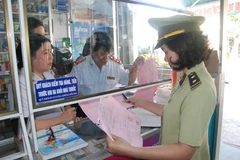 Kiểm tra hiệu thuốc trên đường Lê Lợi, thành phố Đông Hà, tỉnh Quảng Trị. (Ảnh: Thanh Thủy/TTXVN)